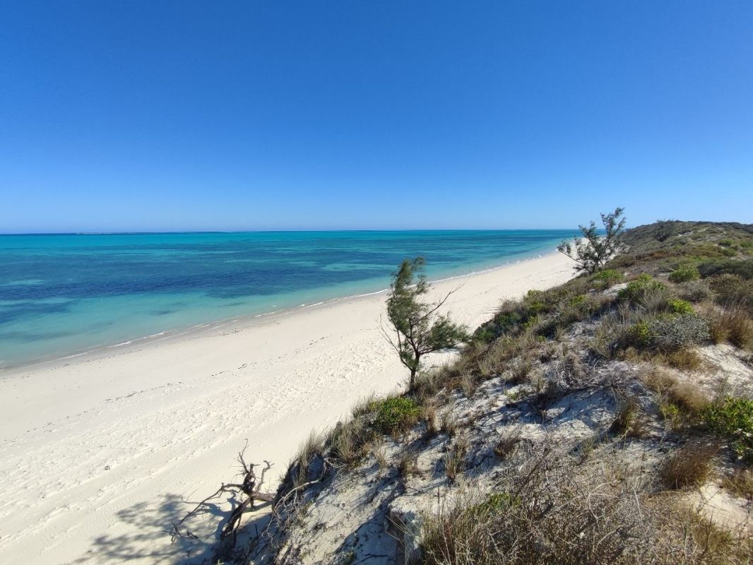 For sale land 24,568m2 turquoise blue lagoon in salary tulear