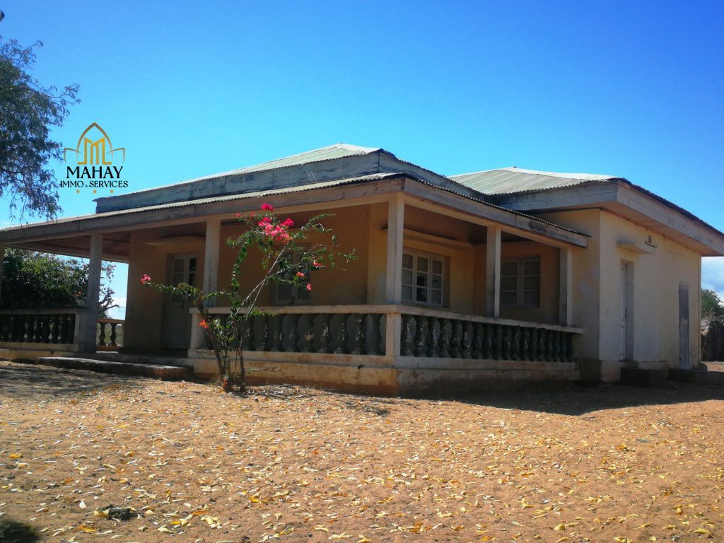 For saleseaside land 37,032m2 + house in ambolimailaka tulear