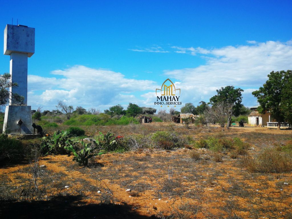 For saleseaside land 37,032m2 + house in ambolimailaka tulear