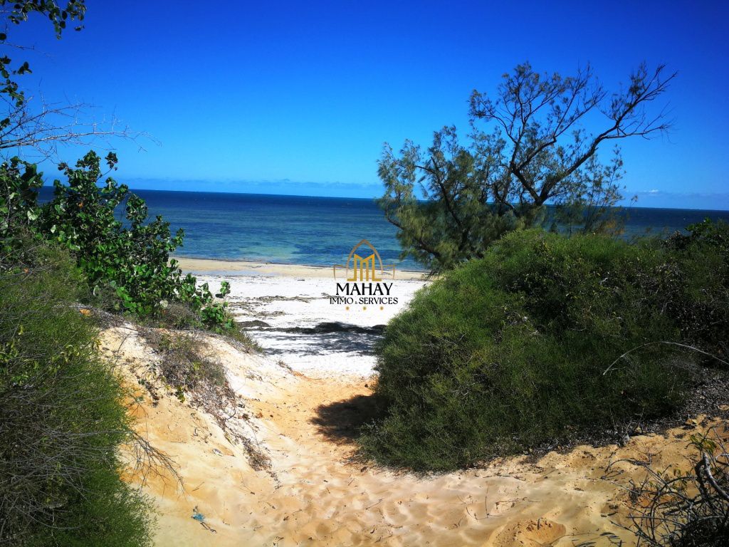 For saleseaside land 37,032m2 + house in ambolimailaka tulear