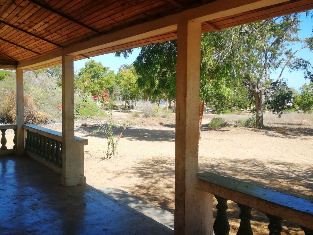 For saleseaside land 37,032m2 + house in ambolimailaka tulear