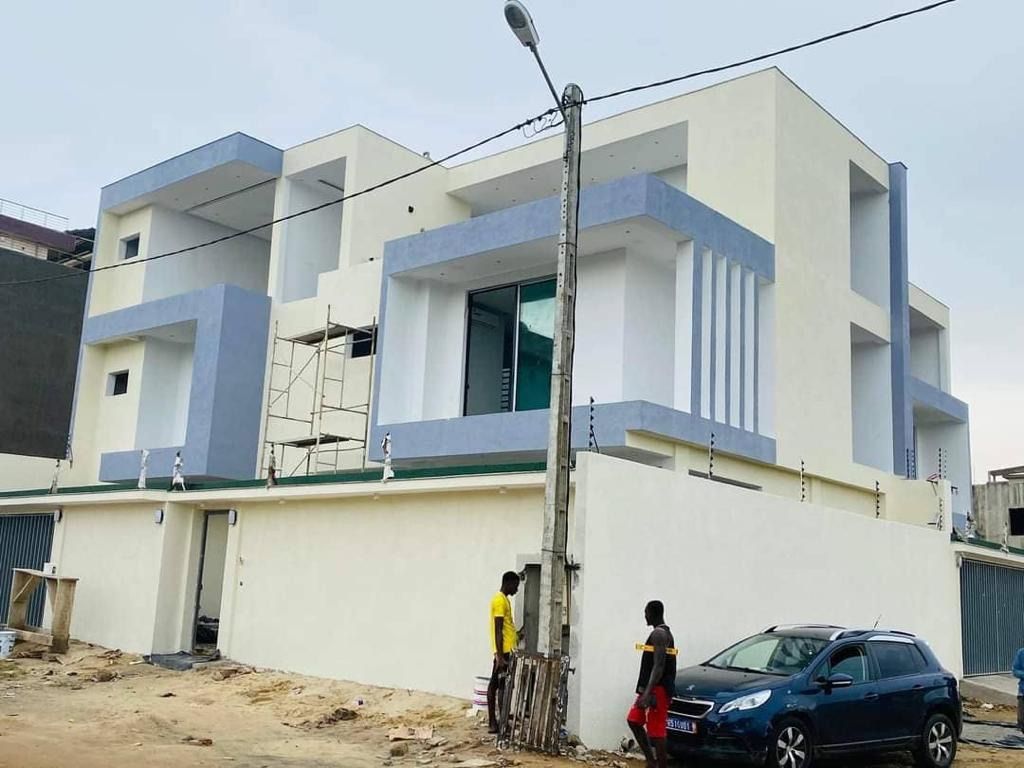 Deux triplex haut standing en vente à angré nouveau chu djorobite 1