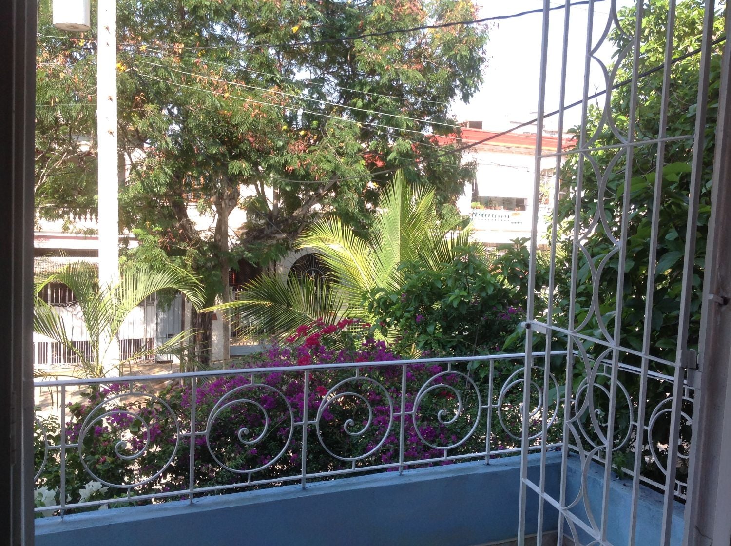 Je loue un appartement 1 chambre à Vedado avec une terrasse face à la rue près du Parc et du WiFi du 14 et 15, près du 23 et 12 et Linea. Temps indéfini. Les enfants sont admis.