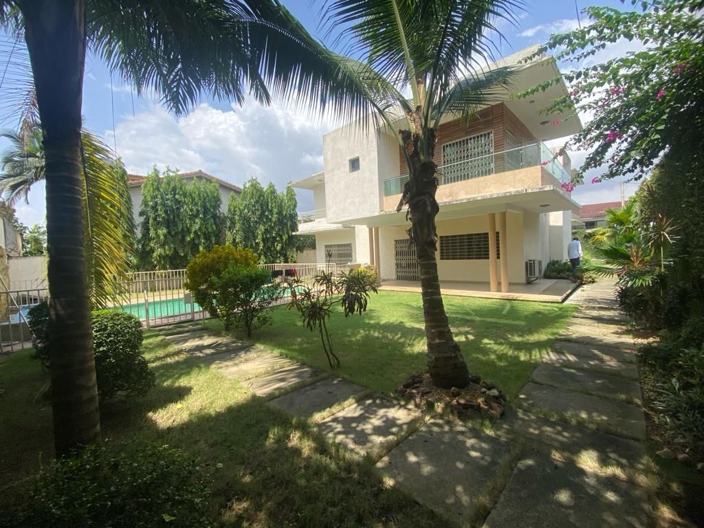 Location d'une villa de 7 pièces à la riviera 4, Maison à louer Abidjan