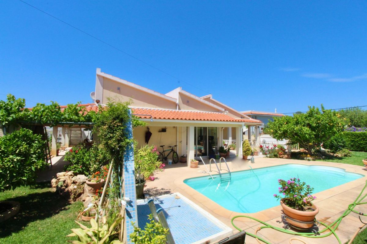 4 bedroom house in olhão with large garage, House for sale Olhão, faro