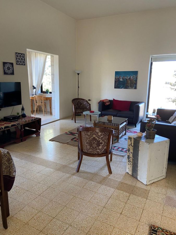 Spacious and sunny jabal amman apartment for rent, Flat for rent in