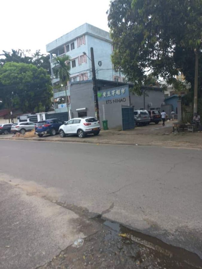 Terrain d'angle commercial à vendre à bonapriso, Terrain à vendre à Douala Cameroun