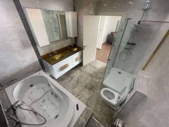 Modern Spacious Apartment in Airport Residential