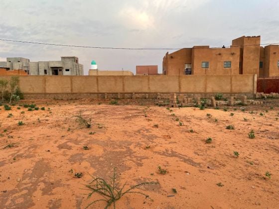 Grande Parcelle Clôturée, 2000 m², face Lycée ...