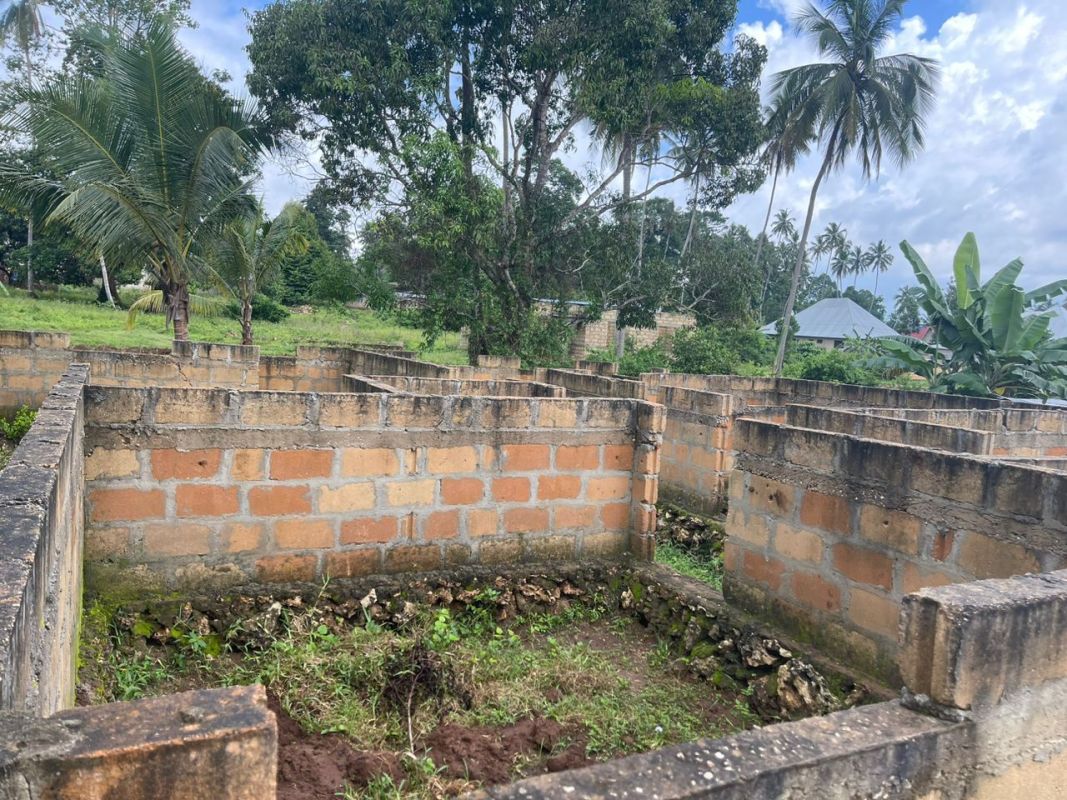 Unfinished building at dole spice farm area for sale, Land for sale in