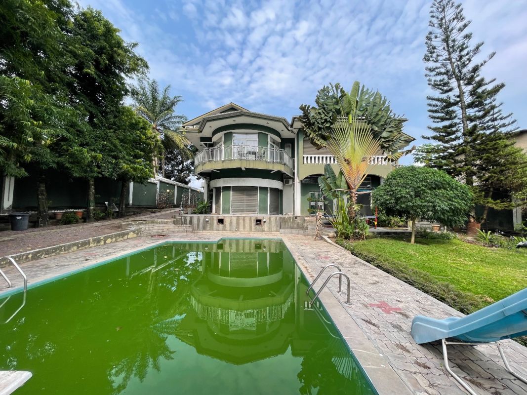 Sale large villa of 2948m² with a large building of 5 large rooms in