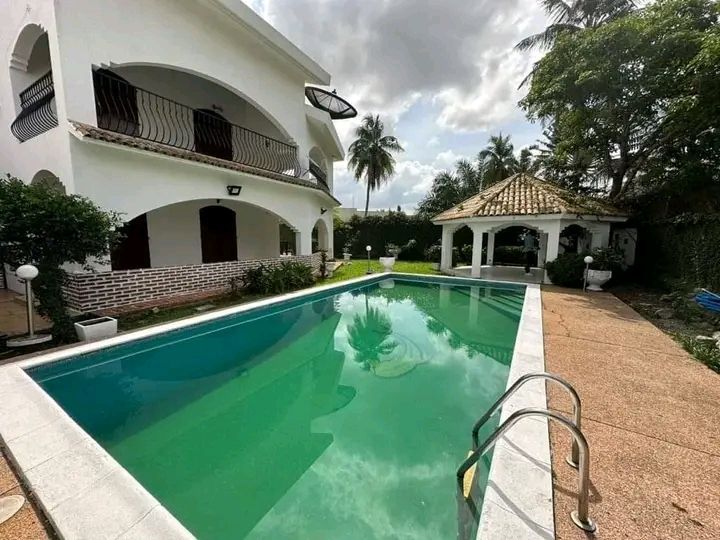 For sale charming 16 room villa with swimming pool 2 plateaus abidjan