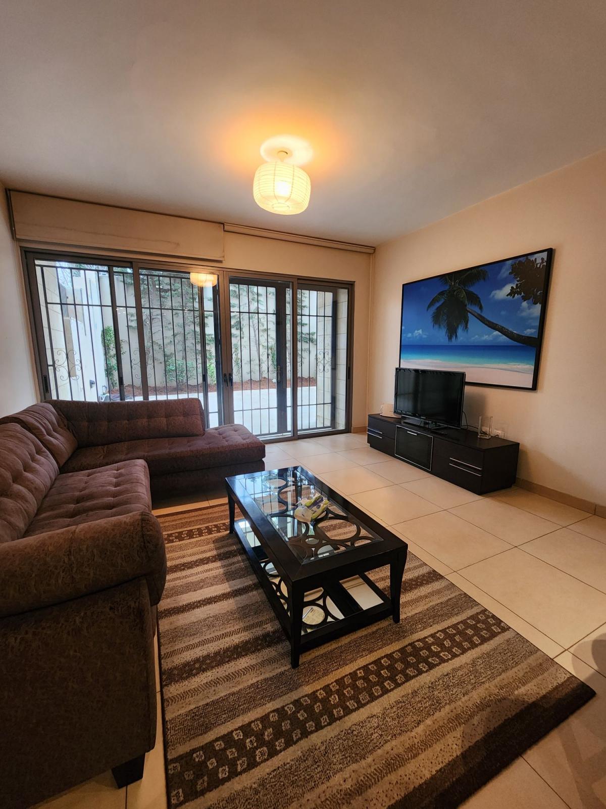 Appartamento ammobiliato in affitto nel complesso di Abdoun con piscina di fronte all'ambasciata americana e palestra Golds.