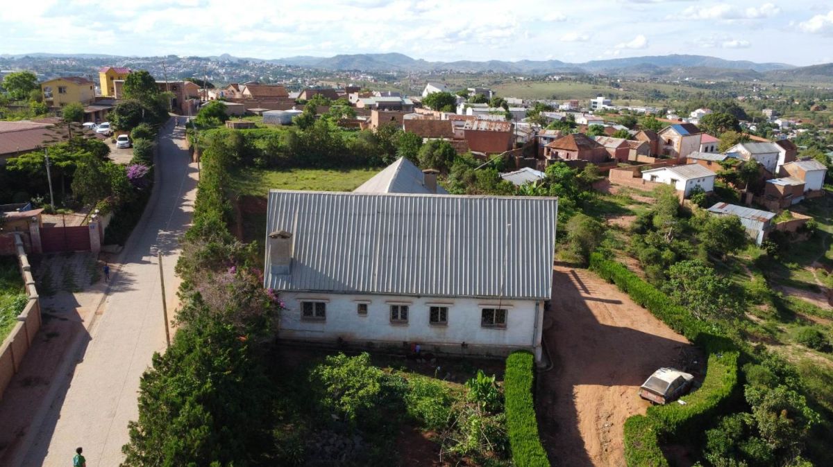 Land for sale with house , in Antananarivo Madagascar
