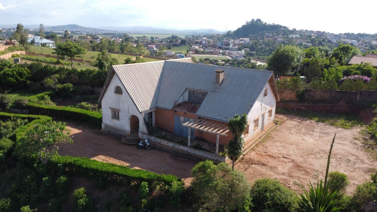 Land for sale with house , in Antananarivo Madagascar