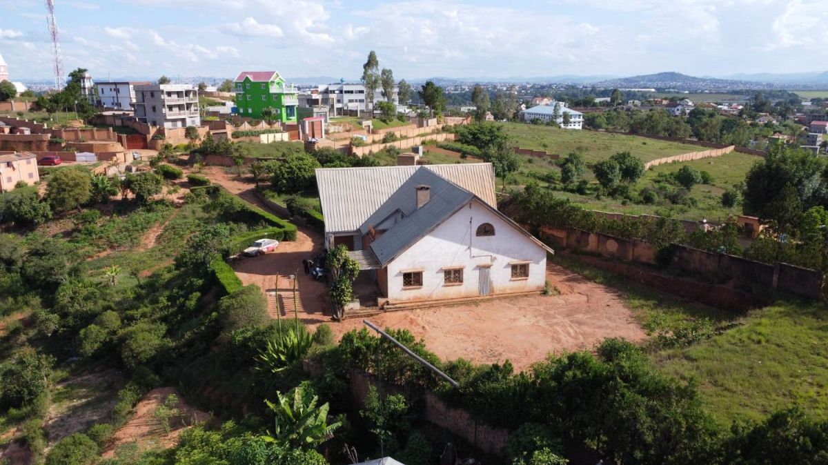 Land for sale with house , in Antananarivo Madagascar