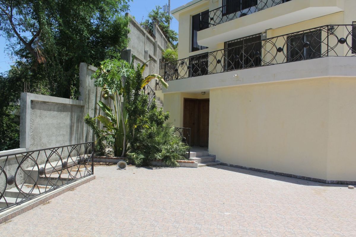 6 br 6baths villa with swimming pool in vivy mitchel portau