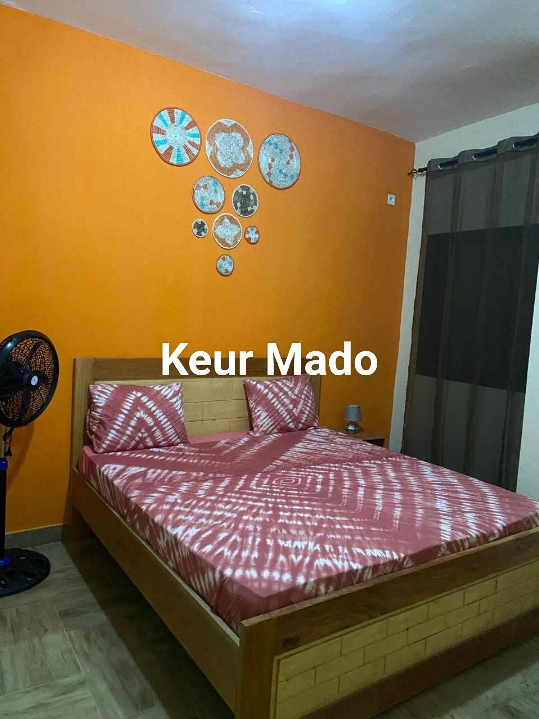 Departamento amoblado con balcón y cama king size.