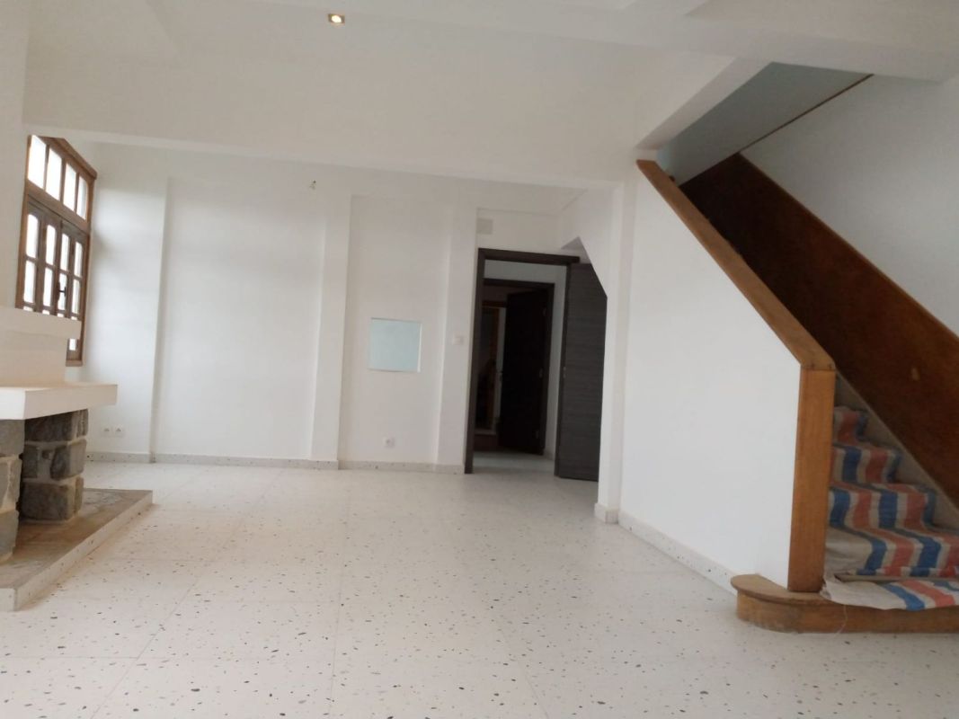 Detached house with panoramic view, historical tana, 10 mn walk from