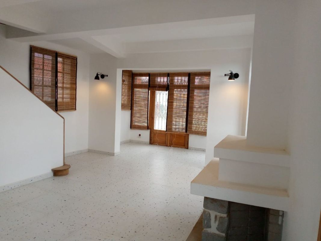 Detached house with panoramic view, historical tana, 10 mn walk from