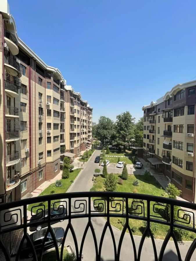 Large and sunny 2 bedrooms and 3 bathrooms apartment of 170 m2 in