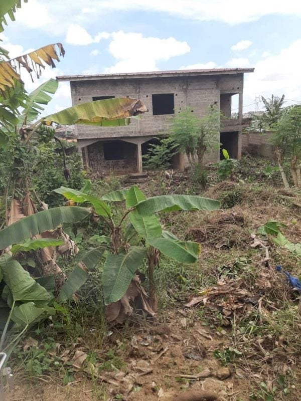 Duplex inachevée sur 700 m2 à la riviera saint viateur , Maison à