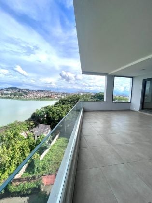 Large empty T5 Penthouse of high standing with panoramic views of the city ...