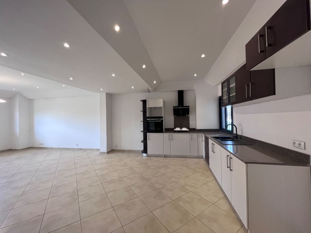 Empty or furnished rental of new t4 apartment in ivandry near the