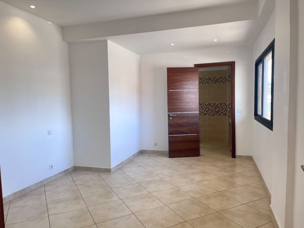 Empty or furnished rental of new t4 apartment in ivandry near the