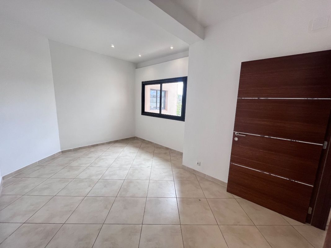 Empty or furnished rental of new t4 apartment in ivandry near the