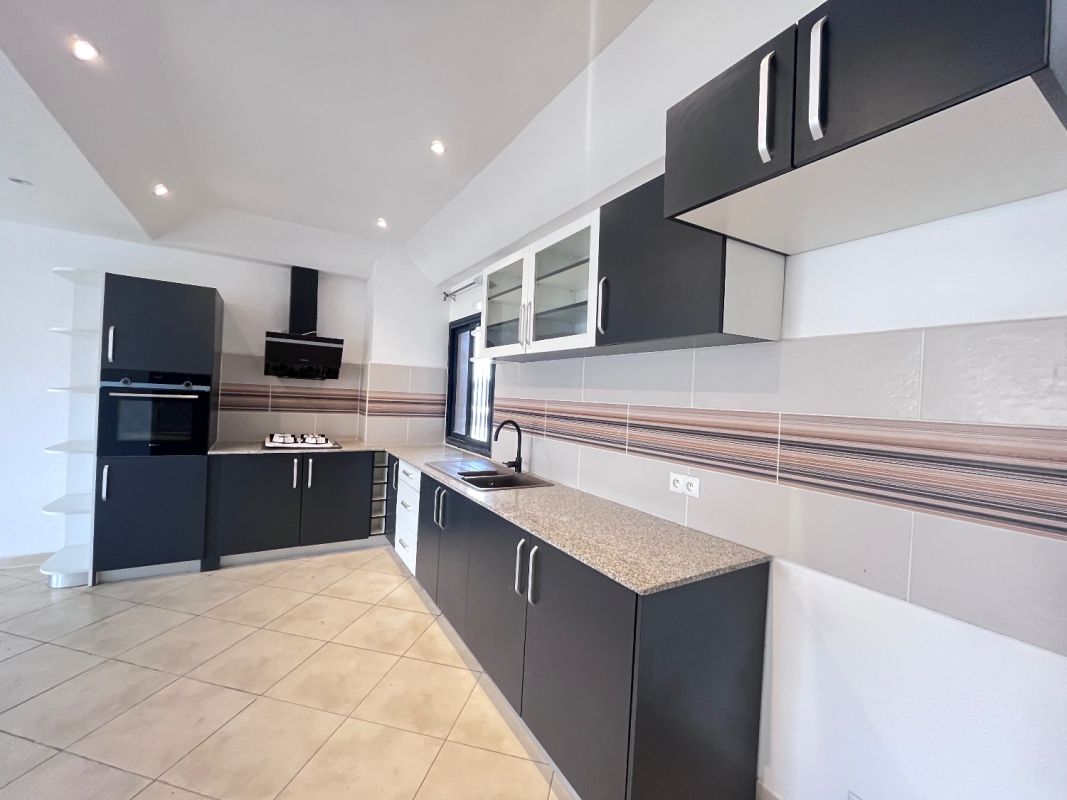 T4 apartment for rent 300m from school d, with elevator, generator and