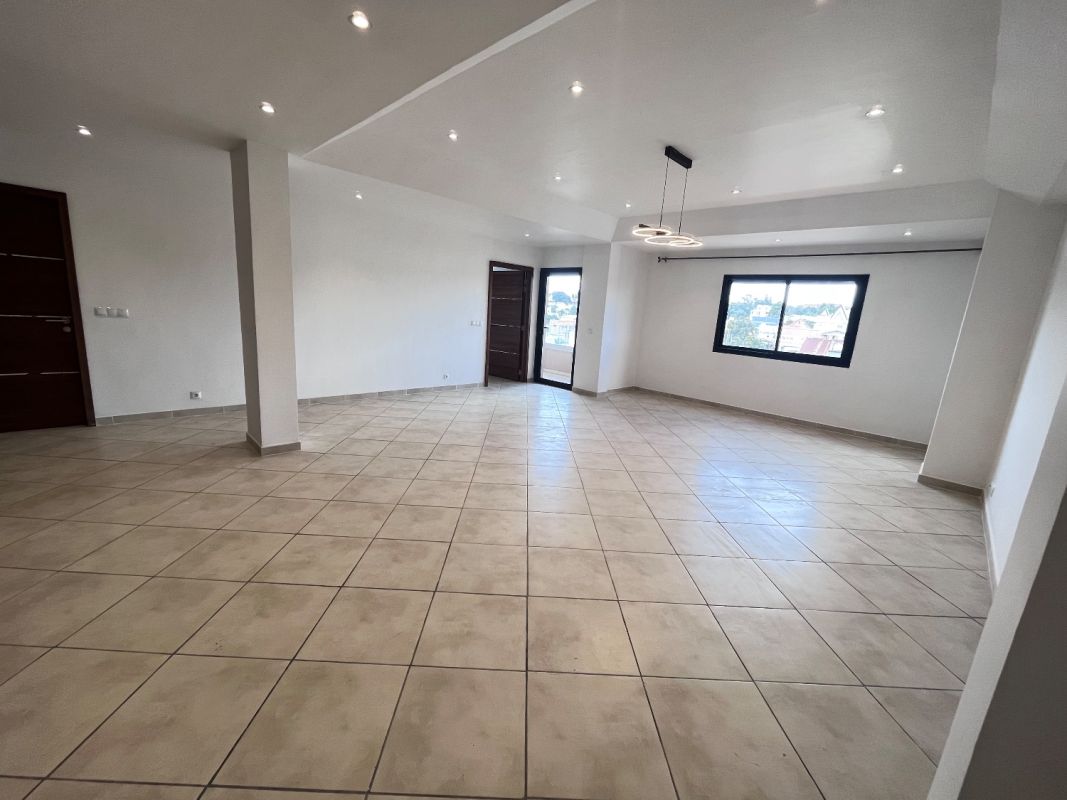 T4 apartment for rent 300m from school d, with elevator, generator and