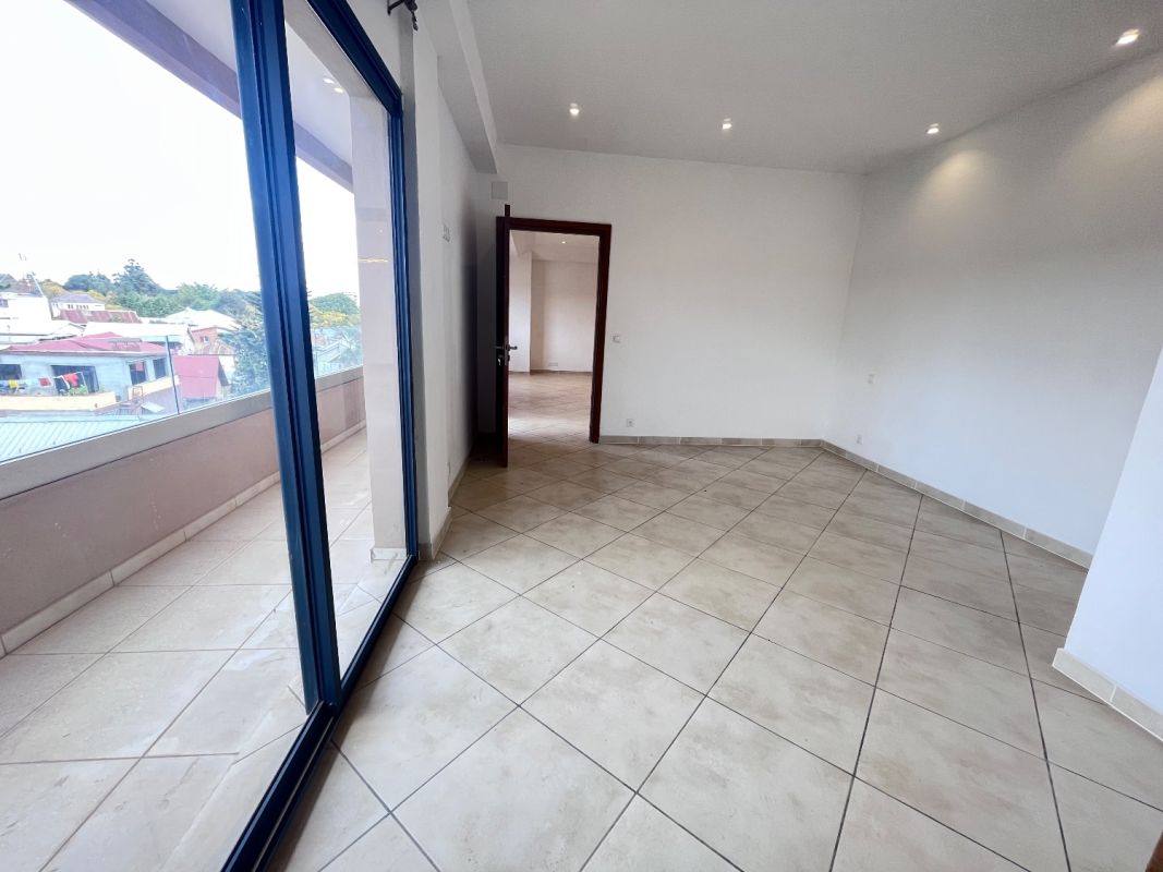 T4 apartment for rent 300m from school d, with elevator, generator and