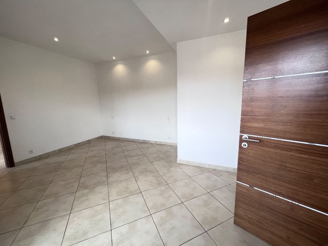 T4 apartment for rent 300m from school d, with elevator, generator and