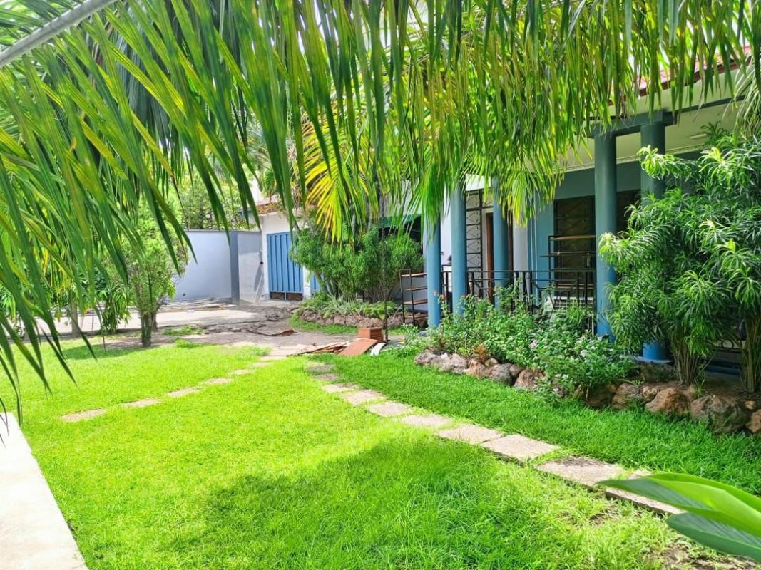 Villa with garden and swimming pool for rent in kinshasagombe, House