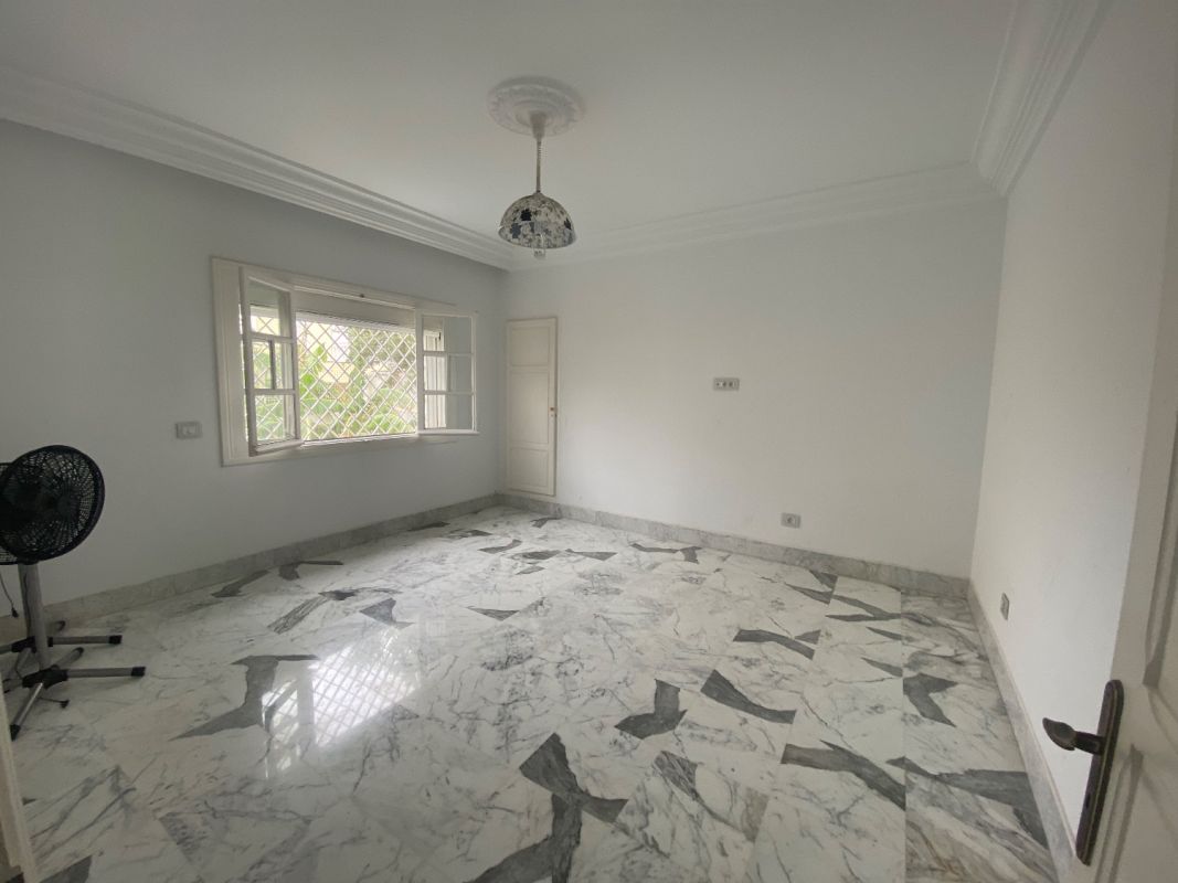 To rent an unfurnished triplex with swimming pool, House for rent in