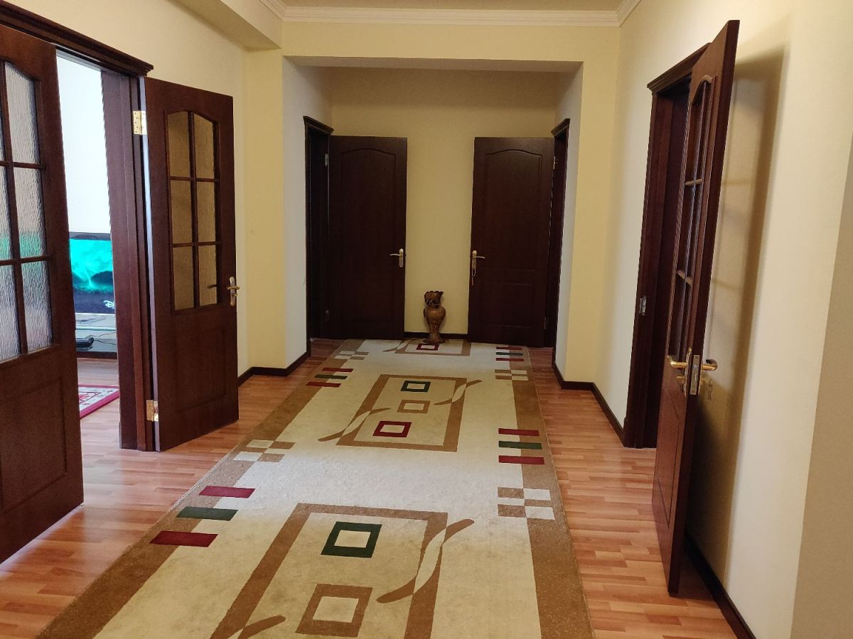 Newly renovated 2 bedrooms and 2 bathrooms apartment of 140 m2 in