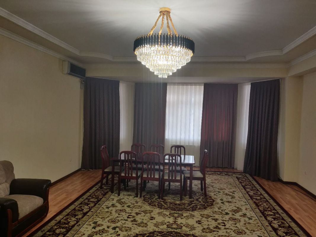 Newly renovated 2 bedrooms and 2 bathrooms apartment of 140 m2 in