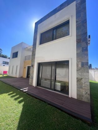 Villa R+1 F4 en alquiler en Mahatony Ivandry En una urbanización ...