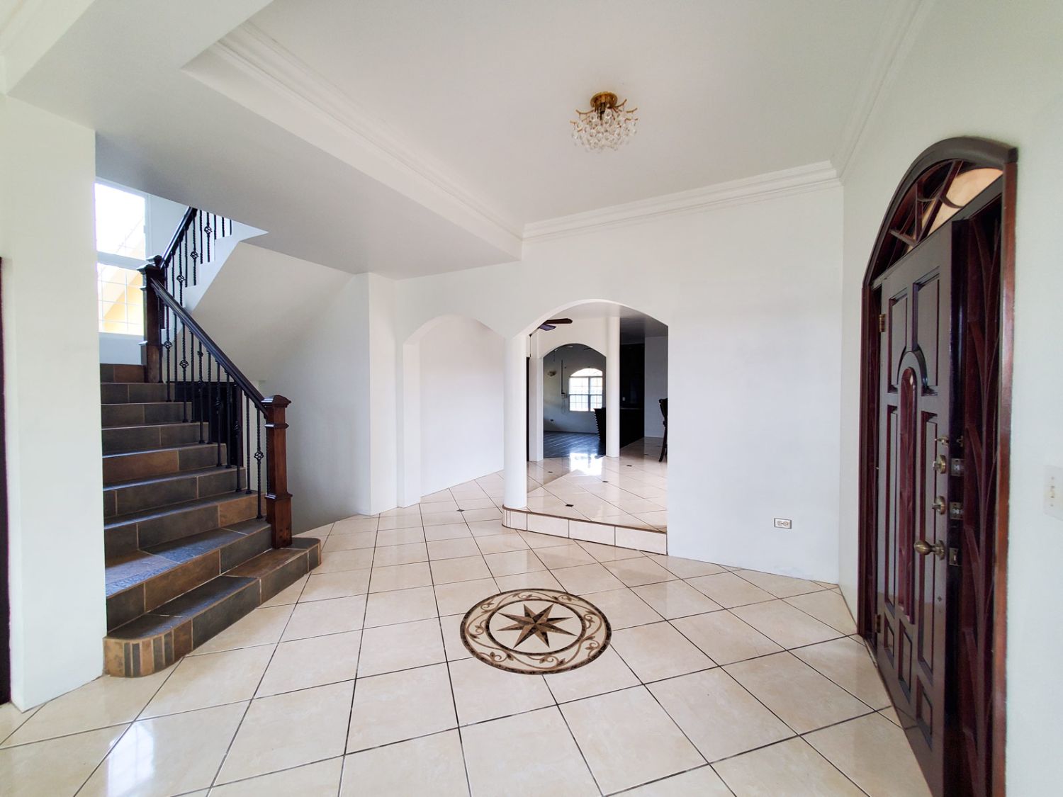 MAJESTUOSA casa de 6 dormitorios y 3 baños en venta en la ciudad de Belmopán