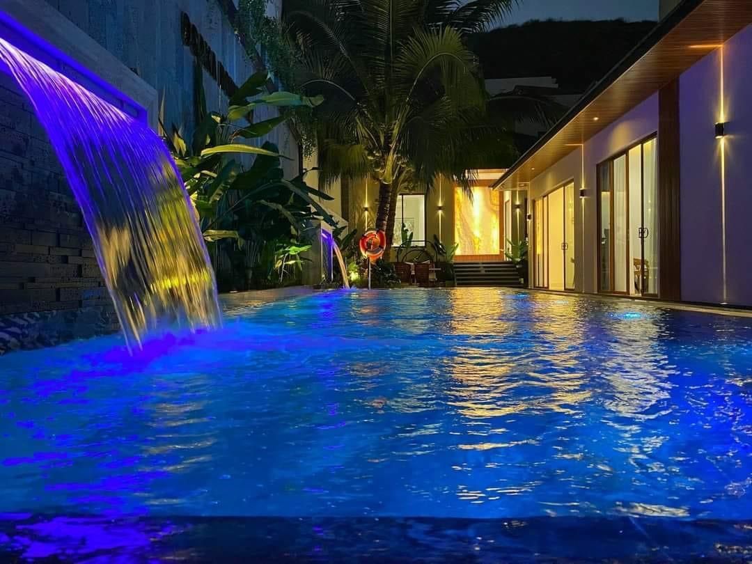 Luxurious salt water swimming pool villa with mountain view , House for