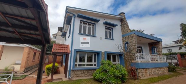 SE ALQUILA BONITA VILLA F4 EN EL PISO en ANALAMAHITSY 