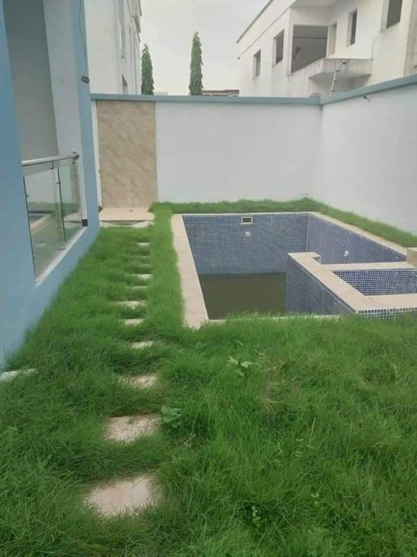 Sale ecofriendly villa 9 rooms + swimming pool angré new chu abidjan
