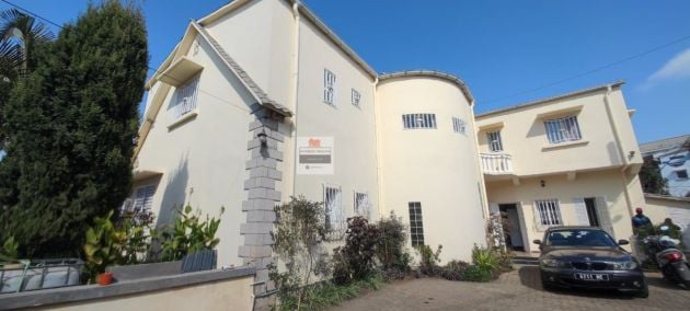 SE ALQUILA MUY HERMOSA VILLA AMPLIA F10 DE USO MIXTO EN IVANDRY 