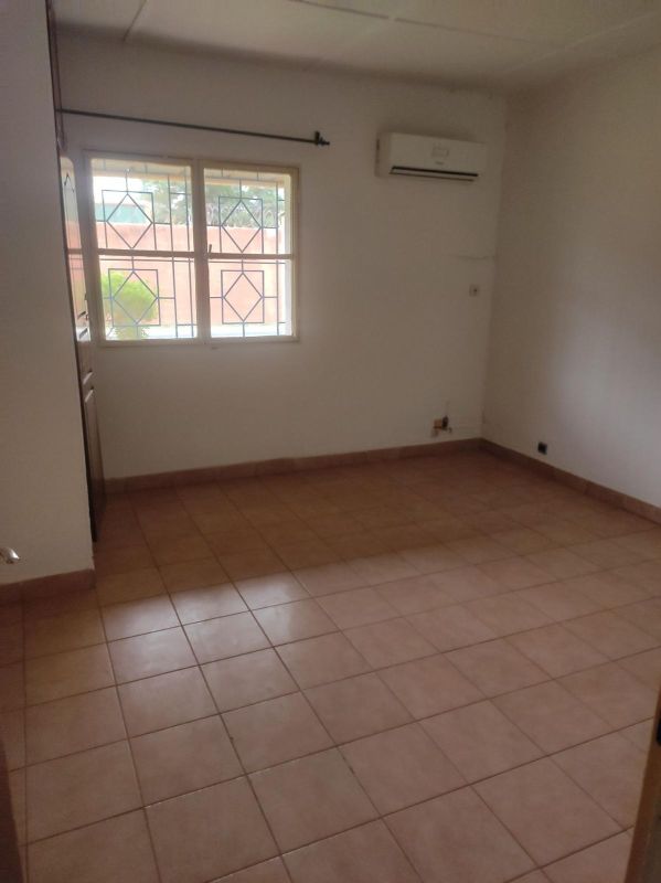 A high standing villa with swimming pool for rent in the bois area