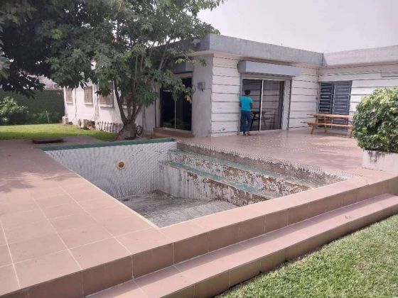 À vendre villa basse 5 pièces + piscine cocody danga