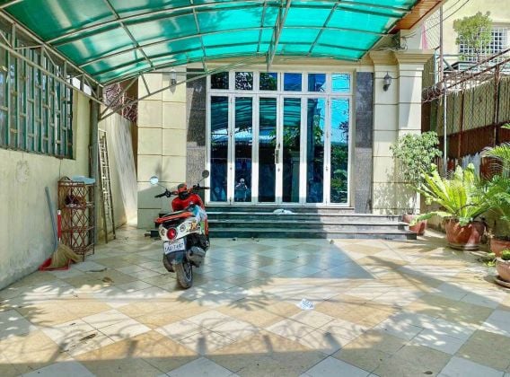 BTP | Casas adosadas de 4 dormitorios en alquiler al oeste del mercado ruso