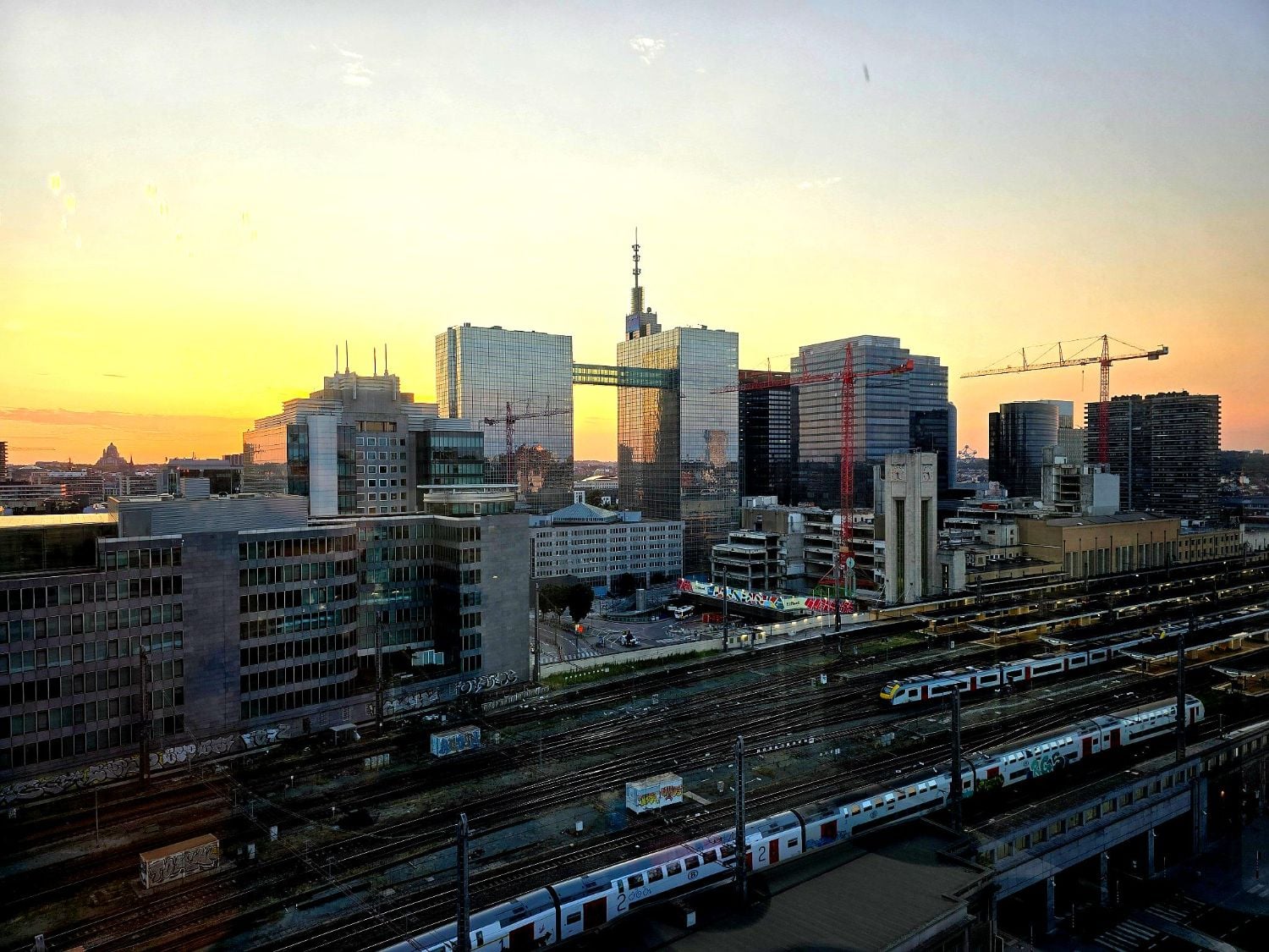 ️ Appartamento di design con #sauna e vista sullo #skyline. ✈️ 2 minuti dalla stazione. 11 minuti dall'aeroporto