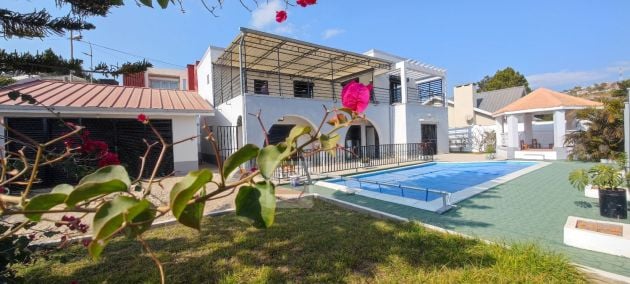  SE ALQUILA EXCEPCIONAL VILLA con PISCINA de lujo en AMBATOBE, muy segura ...