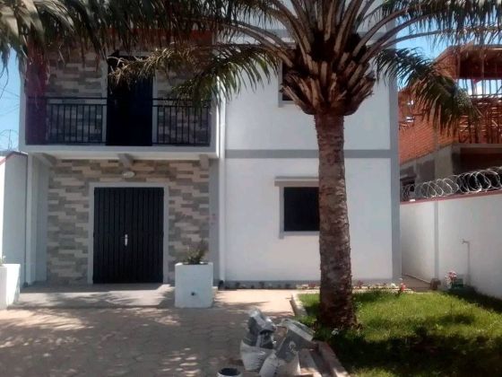 Alquilo una villa de dos pisos